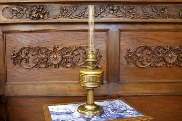  Старинная керосиновая лампа в патине