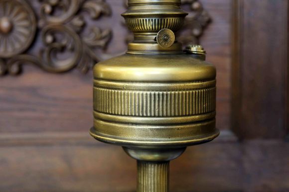  Старинная керосиновая лампа в патине