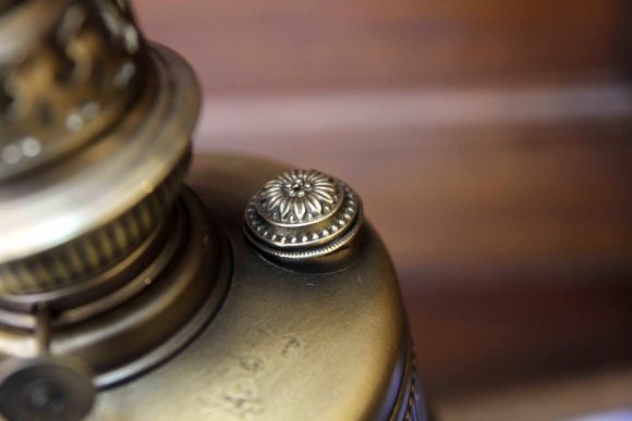  Старинная керосиновая лампа в патине