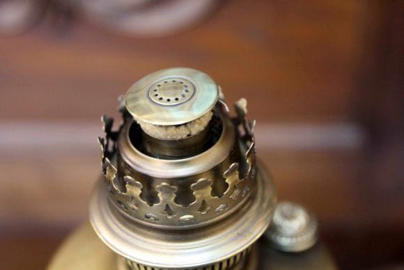  Старинная керосиновая лампа в патине