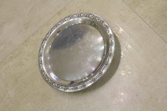 Интересный круглый поднос на ножках