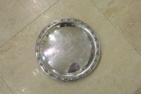 Интересный круглый поднос на ножках