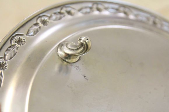 Интересный круглый поднос на ножках