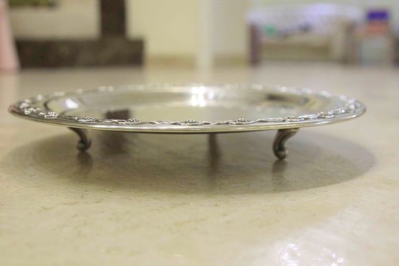 Интересный круглый поднос на ножках