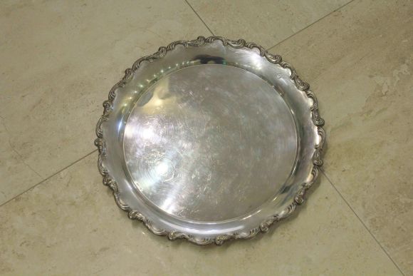 Интересный круглый поднос на ножках