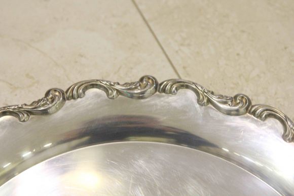 Интересный круглый поднос на ножках