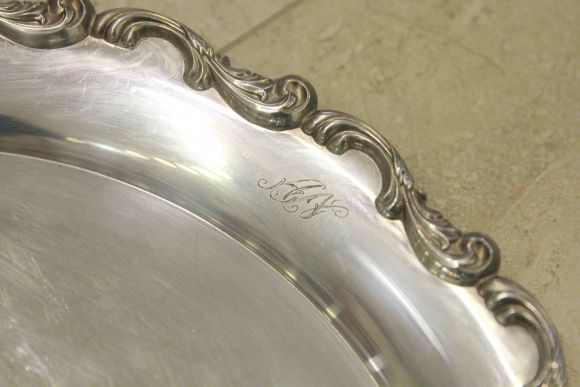 Интересный круглый поднос на ножках