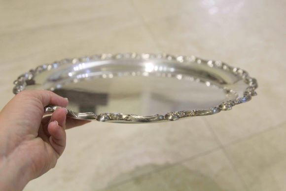 Интересный круглый поднос на ножках