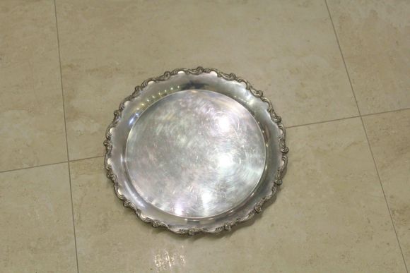 Интересный круглый поднос на ножках