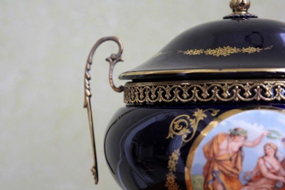 Антикварная фарфоровая ваза с крышкой. Европа. Начало 20 века