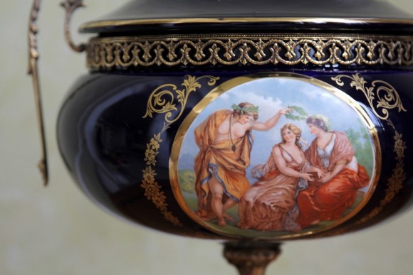 Антикварная фарфоровая ваза с крышкой. Европа. Начало 20 века