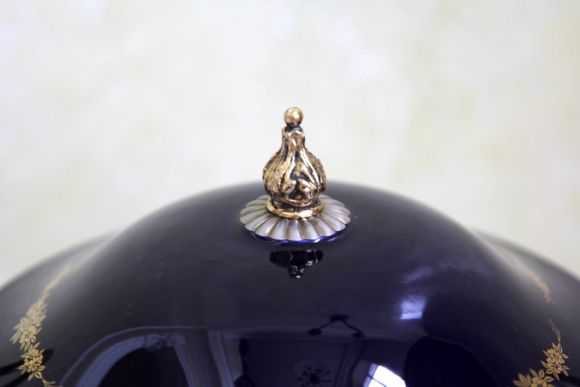 Антикварная фарфоровая ваза с крышкой. Европа. Начало 20 века