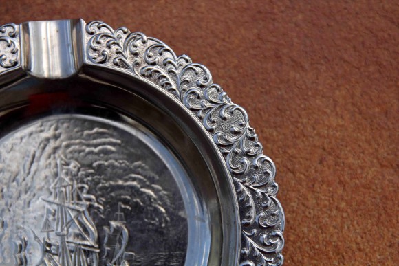 Милая пепельница "Белеет парус одинокий".