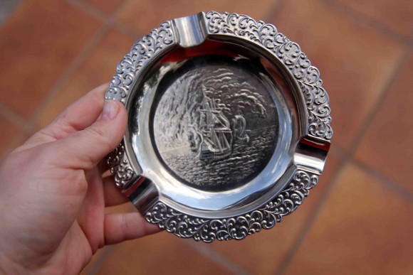 Милая пепельница "Белеет парус одинокий".