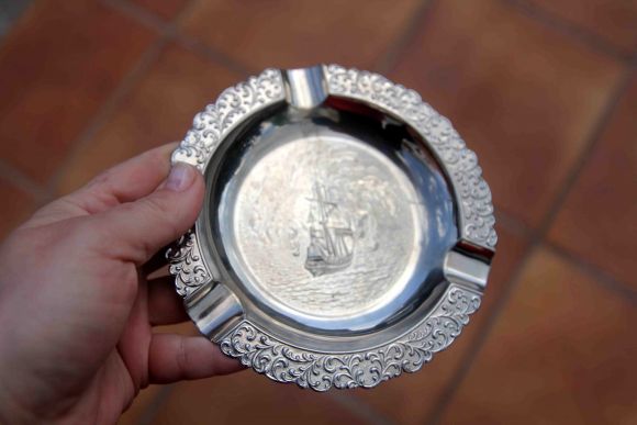 Милая пепельница "Белеет парус одинокий".