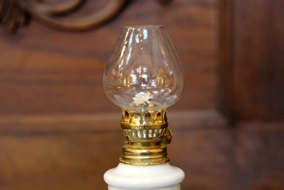 Миниатюрная старинная керосиновая лампа