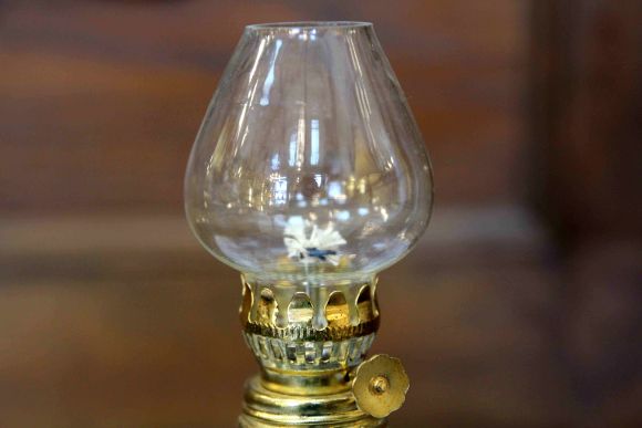 Миниатюрная старинная керосиновая лампа