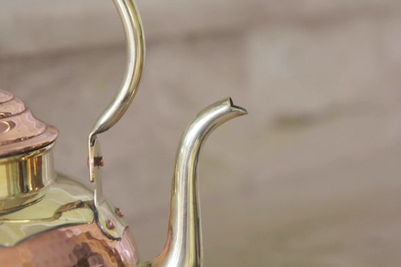 Очаровательный комбинированный чайник из меди и латуни