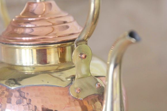 Очаровательный комбинированный чайник из меди и латуни