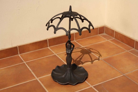 Старинная зонтница - девушка, держащая зонт. Чугун