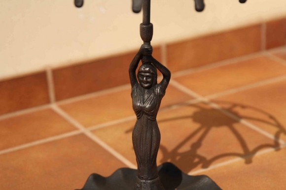 Старинная зонтница - девушка, держащая зонт. Чугун