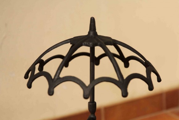 Старинная зонтница - девушка, держащая зонт. Чугун