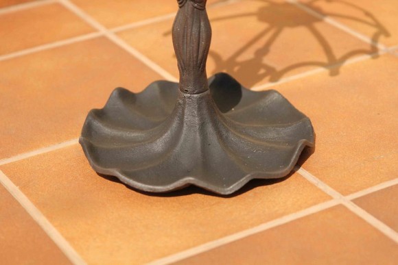 Старинная зонтница - девушка, держащая зонт. Чугун