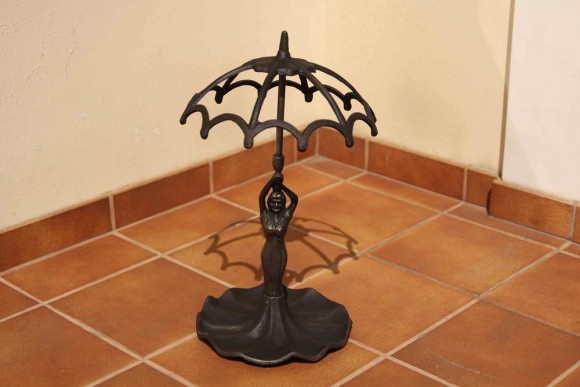 Старинная зонтница - девушка, держащая зонт. Чугун