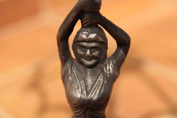 Старинная зонтница - девушка, держащая зонт. Чугун