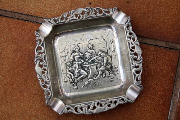 Голландский сюжет на небольшой пепельнице. Металл