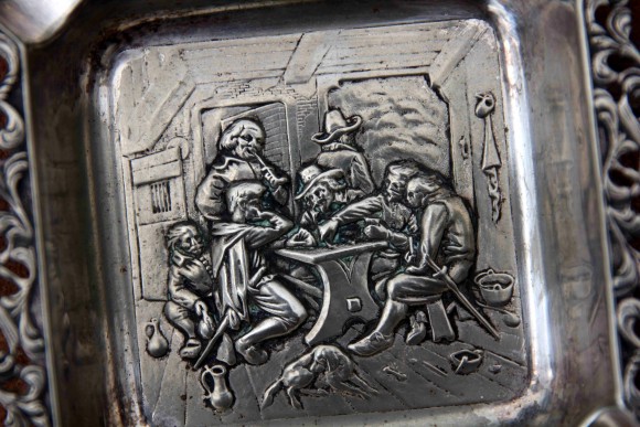 Голландский сюжет на небольшой пепельнице. Металл