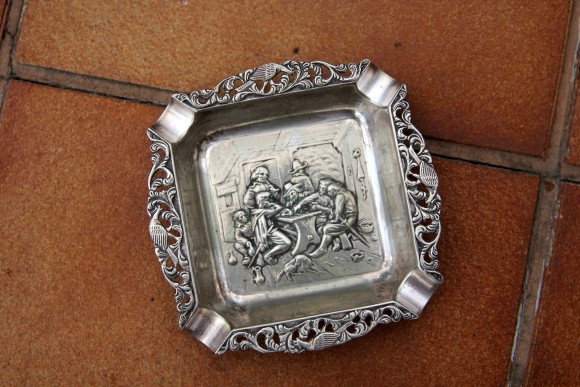 Голландский сюжет на небольшой пепельнице. Металл