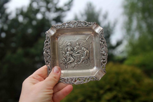 Голландский сюжет на небольшой пепельнице. Металл