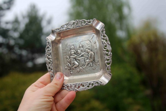 Голландский сюжет на небольшой пепельнице. Металл