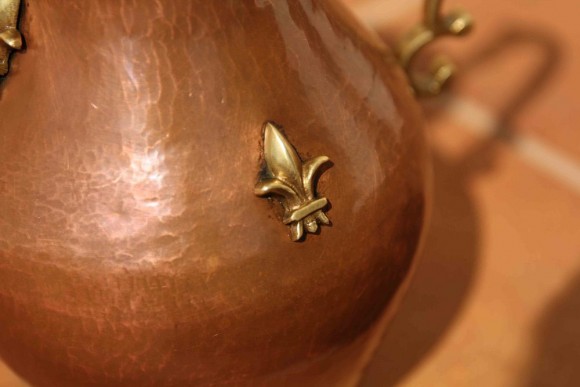 Медный кувшин с королевской лилией. Европа. Начало 20 вв