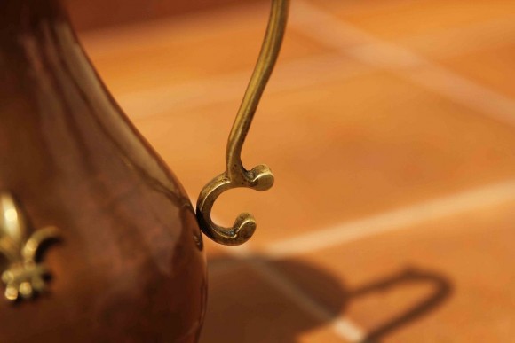 Медный кувшин с королевской лилией. Европа. Начало 20 вв