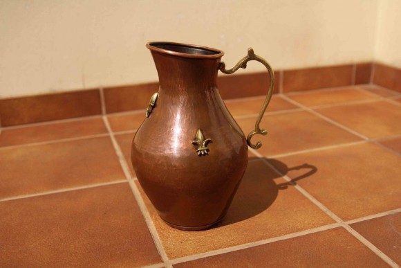 Медный кувшин с королевской лилией. Европа. Начало 20 вв