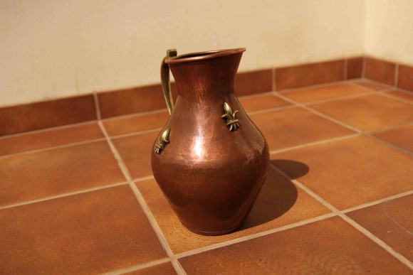 Медный кувшин с королевской лилией. Европа. Начало 20 вв