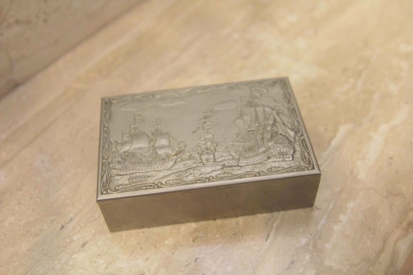 Витажная шкатулка с завораживающим морским пейзажем