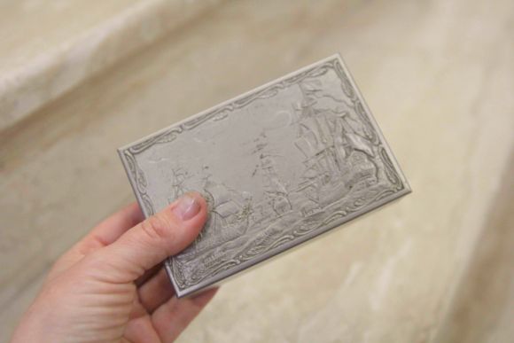 Витажная шкатулка с завораживающим морским пейзажем