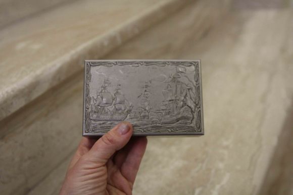 Витажная шкатулка с завораживающим морским пейзажем