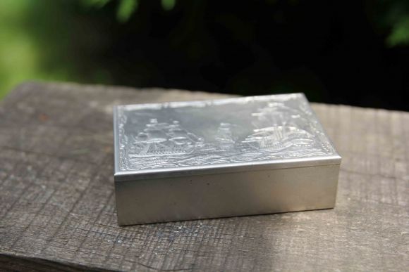 Витажная шкатулка с завораживающим морским пейзажем