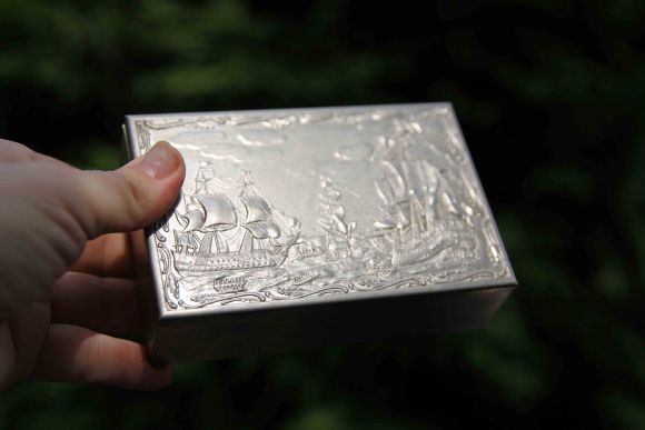 Витажная шкатулка с завораживающим морским пейзажем