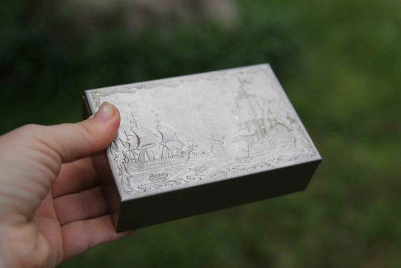 Витажная шкатулка с завораживающим морским пейзажем