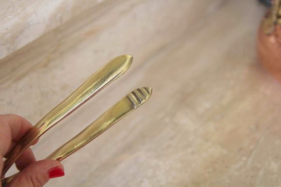 Очаровательные старинные щипцы для угля.