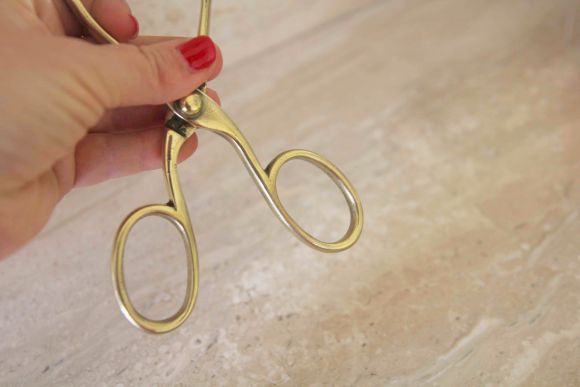 Очаровательные старинные щипцы для угля.