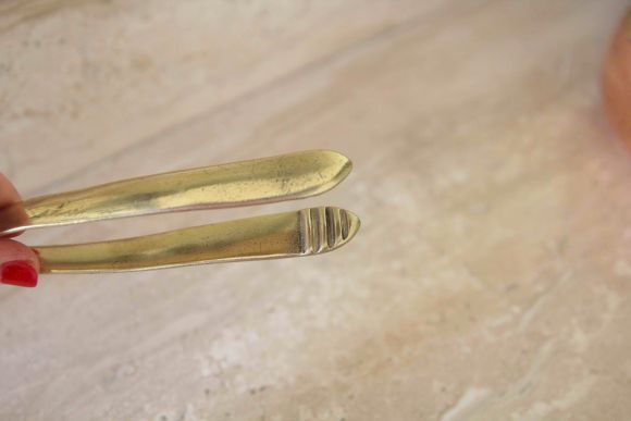 Очаровательные старинные щипцы для угля.