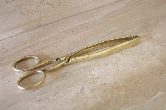 Очаровательные старинные щипцы для угля.