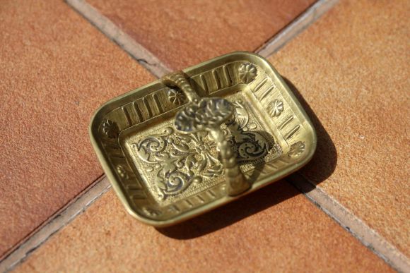 Дамская изящнвя пепельница. Латунь. Европа