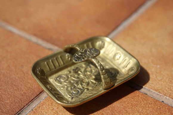 Дамская изящнвя пепельница. Латунь. Европа